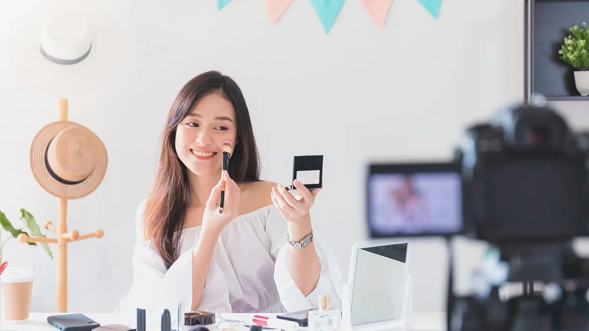 Banyak Gen Z beralih dari Influencer karena konten mereka kurang autentik (Sumber: Ibunditinay-Adobe Stock)