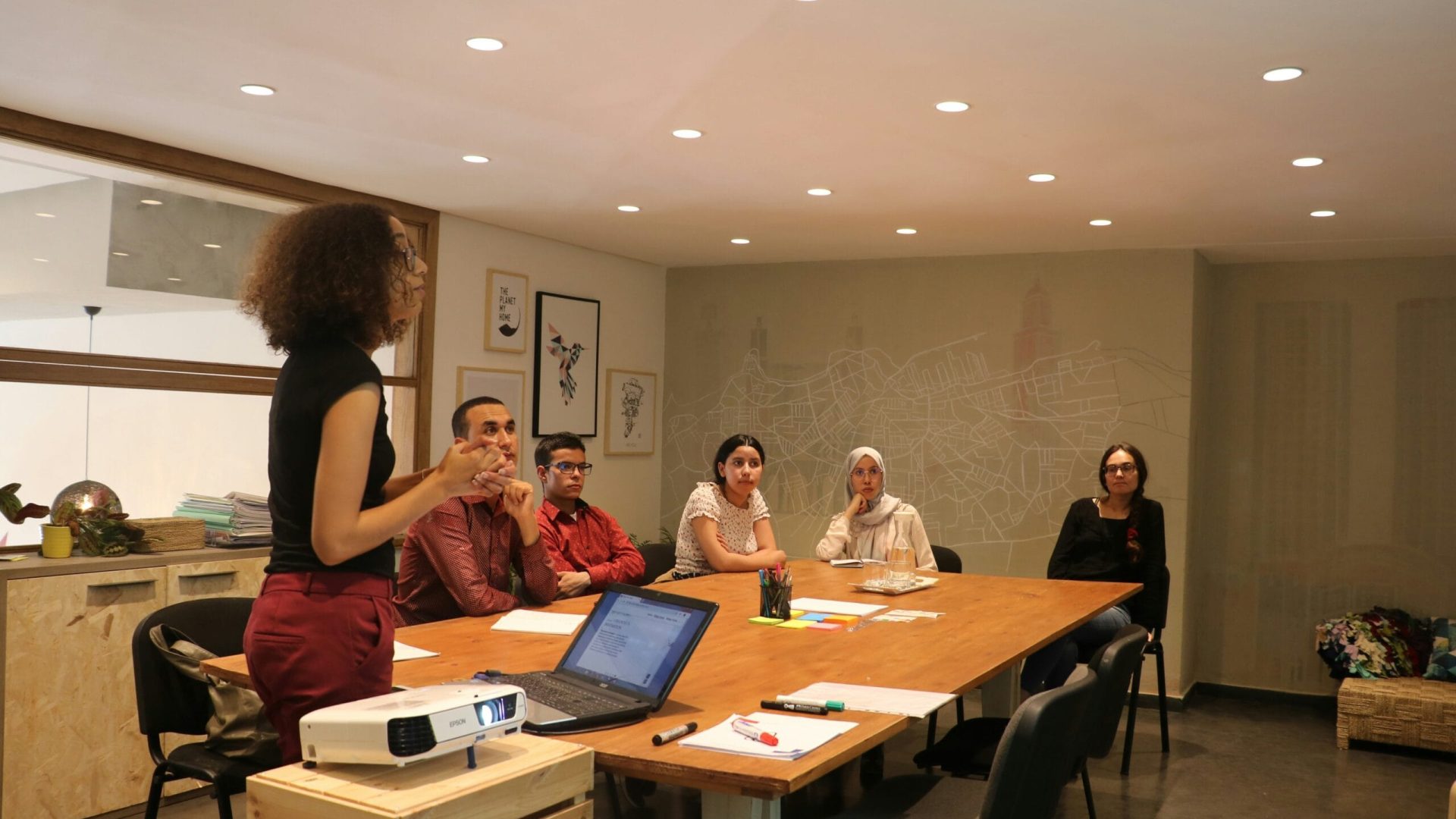 Diskusi Karyawan (sumber: Claire Nakkachi/unsplash)